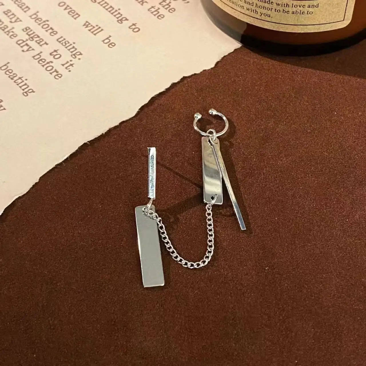 Pendiente Cosplay con Clip y Cadena – Estilo Industrial.