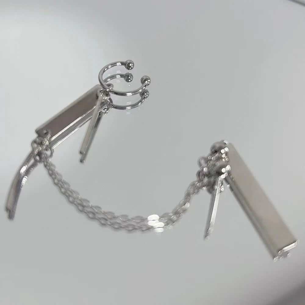 Pendiente Cosplay con Clip y Cadena – Estilo Industrial.