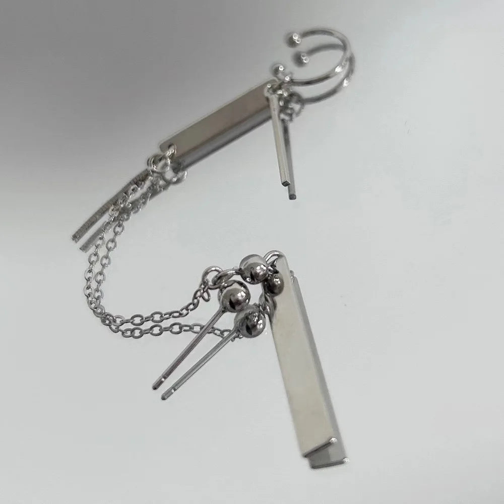 Pendiente Cosplay con Clip y Cadena – Estilo Industrial.